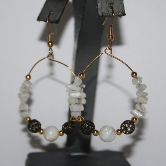 Lee Sands Jewelry - Beautiful Lee Sands NWT shell earrings